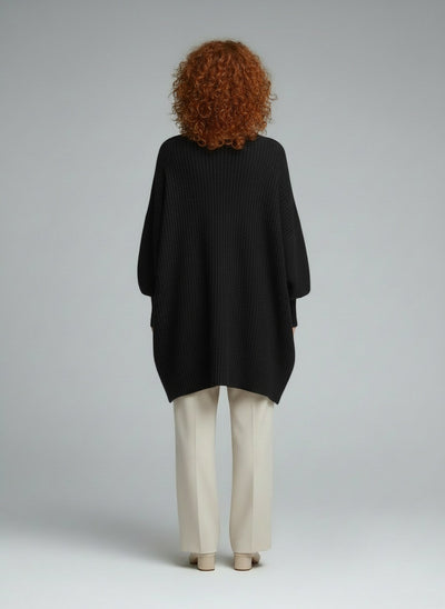 Back pose of the model wearing Mandy – Mühelose Eleganz Oversized Pullover