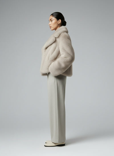 Side profile of the model wearing Viktoria™ | Pelzmantel