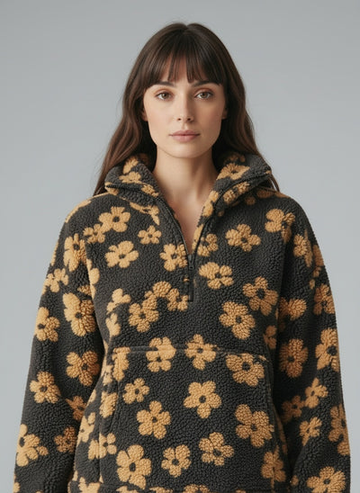 Close-up of the model wearing Daisy | Geblümter Warmer Fleecepullover