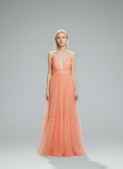 Full body view of the model wearing Lidia™ – Eleganz, die du spürst. Komfort, den du liebst.