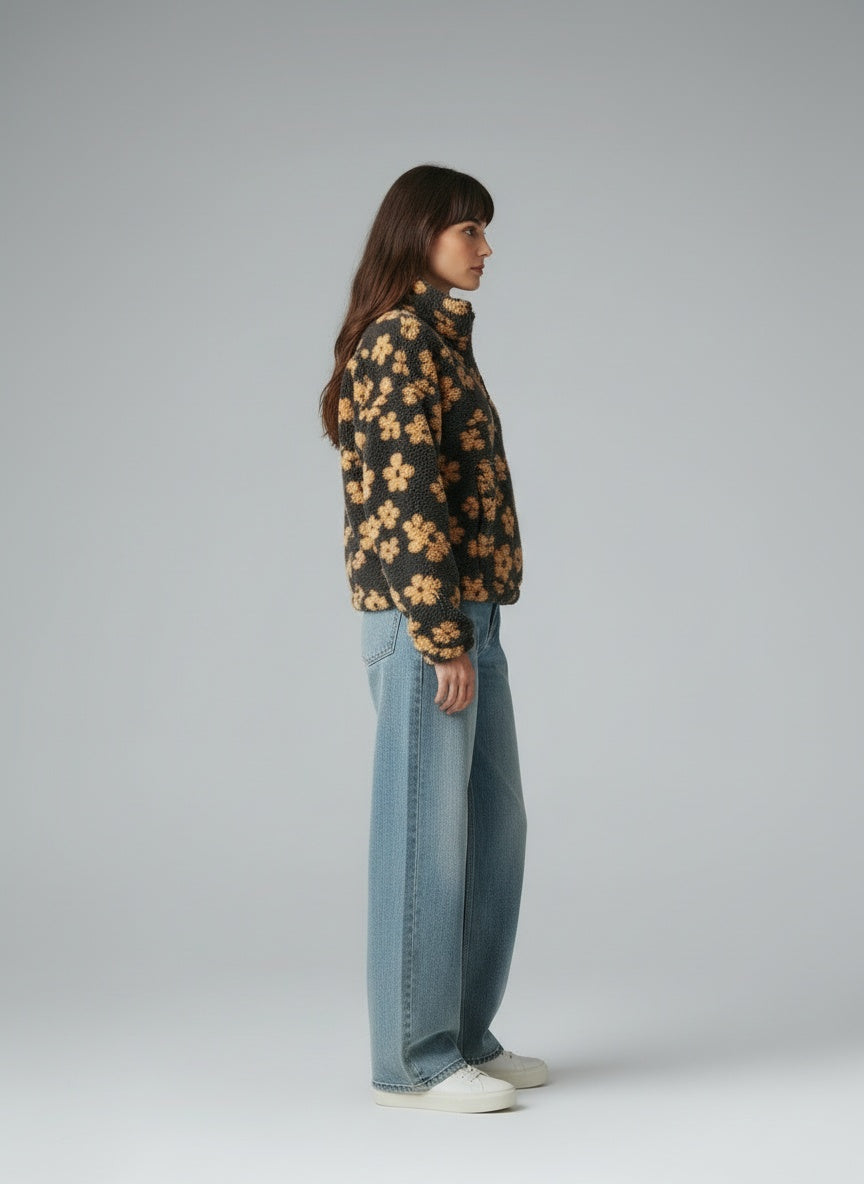 Side profile of the model wearing Daisy | Geblümter Warmer Fleecepullover