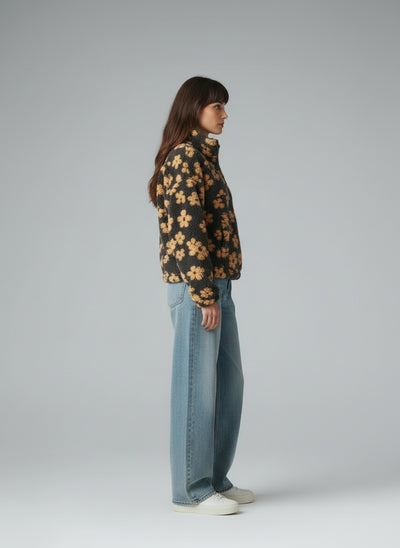 Side profile of the model wearing Daisy | Geblümter Warmer Fleecepullover