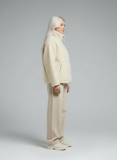 Side profile of the model wearing Mirella | Teddy Fleece Jacke