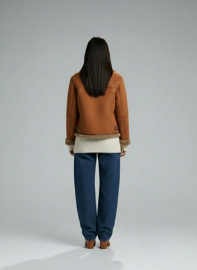 Back pose of the model wearing EMILY™ | Herbstjacke