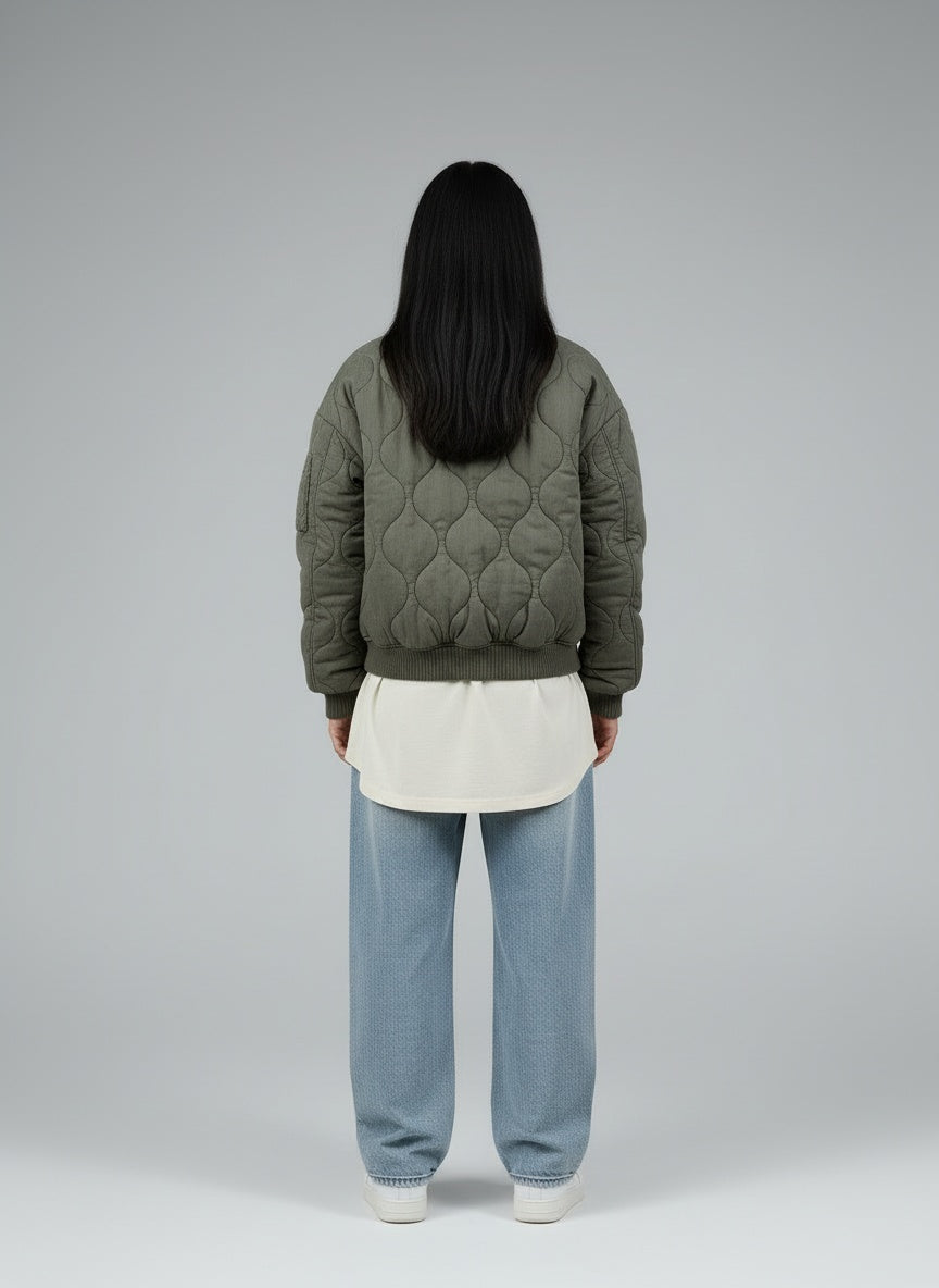 Back pose of the model wearing Selvia | Gepolsterte Bomberjacke