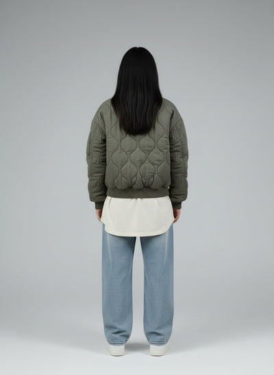 Back pose of the model wearing Selvia | Gepolsterte Bomberjacke