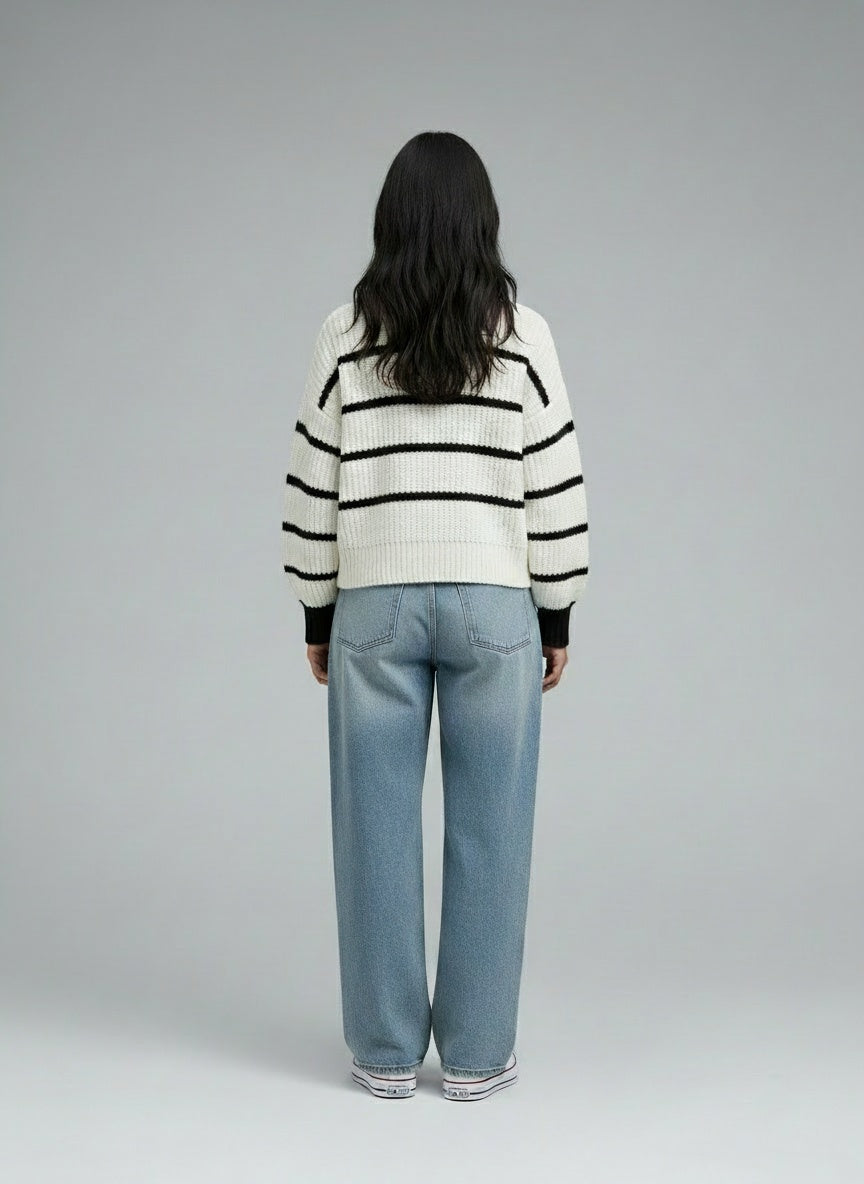 Back pose of the model wearing Lina | Gestreiftes Damenpullover