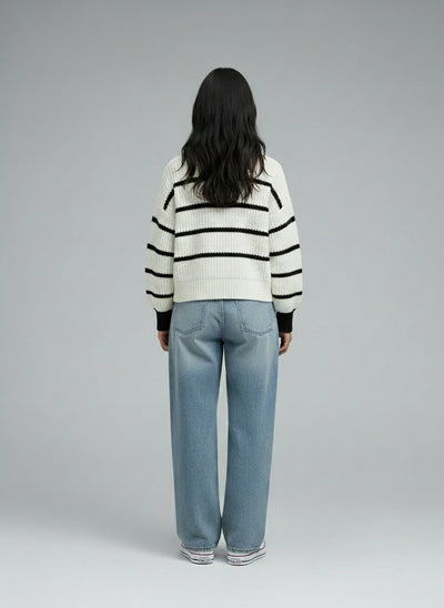 Back pose of the model wearing Lina | Gestreiftes Damenpullover