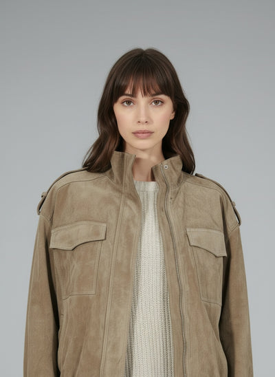 Close-up of the model wearing Sophia™ | Wildlederjacke Marble Sand