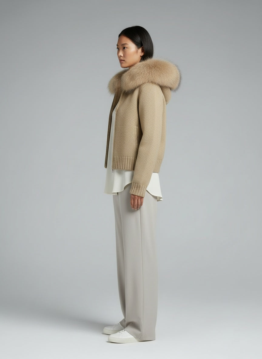 Side profile of the model wearing Lenora | Strickmantel mit Fellkragen