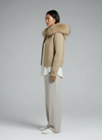 Side profile of the model wearing Lenora | Strickmantel mit Fellkragen