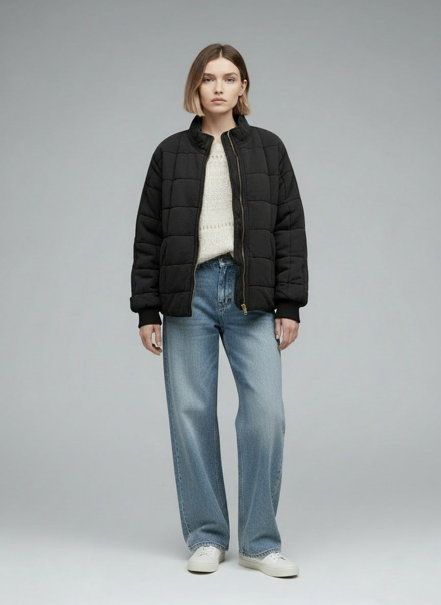 Side profile of the model wearing Luna | Gestepptes Übergangsjäcket