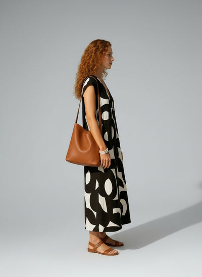 Side profile of the model wearing Valérie | Fließendes Kleid mit V-Ausschnitt