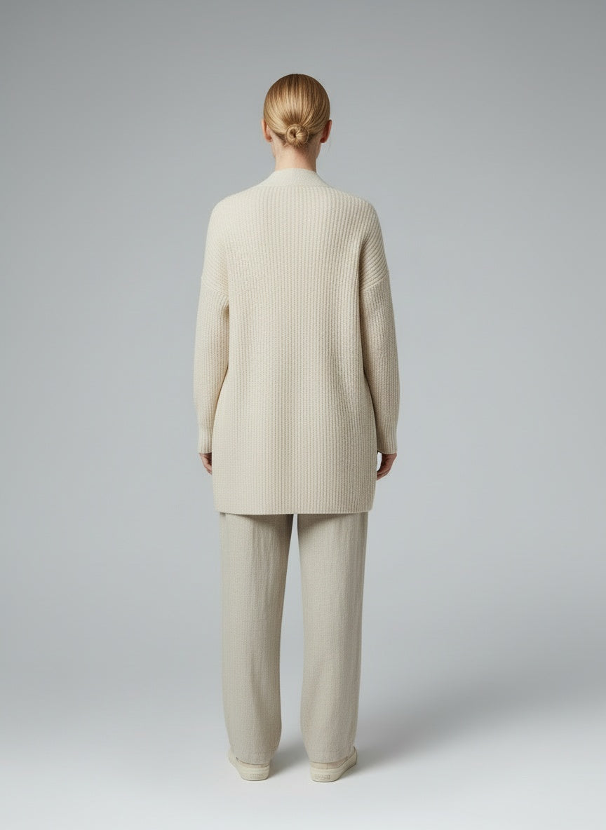 Back pose of the model wearing Amelie™ | Strickpullover mit Taschen