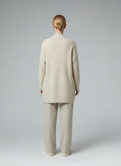 Back pose of the model wearing Amelie™ | Strickpullover mit Taschen