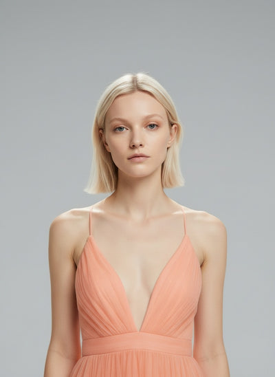 Close-up of the model wearing Lidia™ – Eleganz, die du spürst. Komfort, den du liebst.