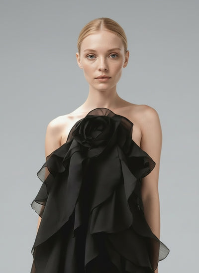 Close-up of the model wearing Livora™ – Elegantes Maxikleid für unvergessliche Momente