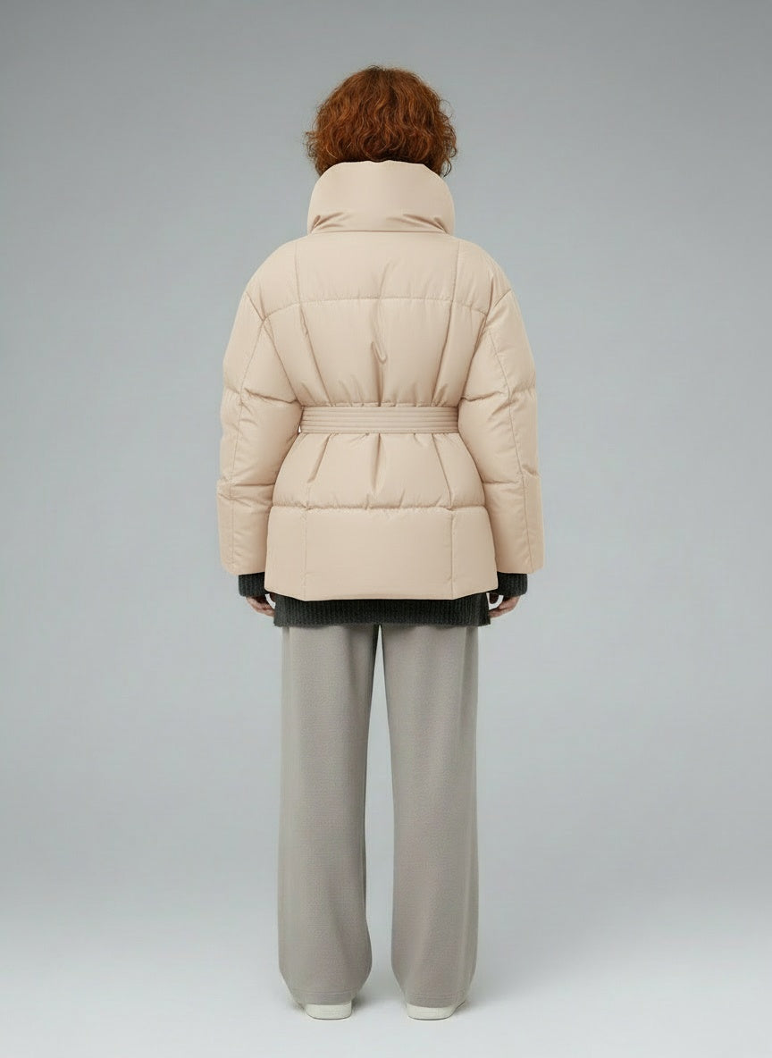 Back pose of the model wearing Kerry Puffer Jacke