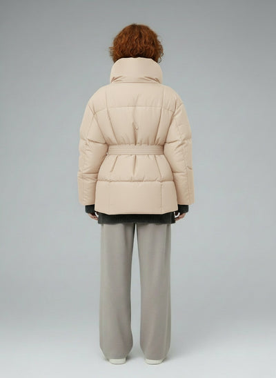 Back pose of the model wearing Kerry Puffer Jacke