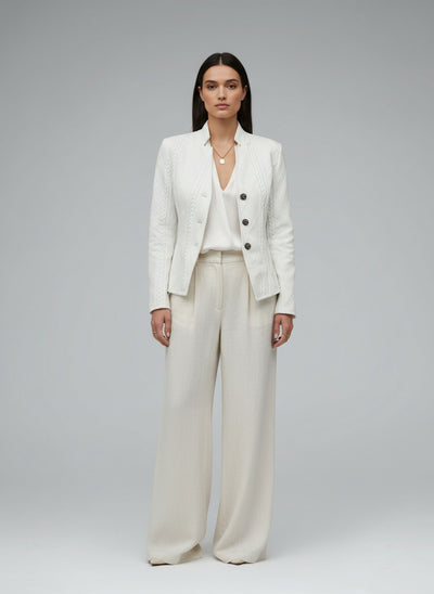 Full body view of the model wearing Olivia | Blazer mit eleganten Details