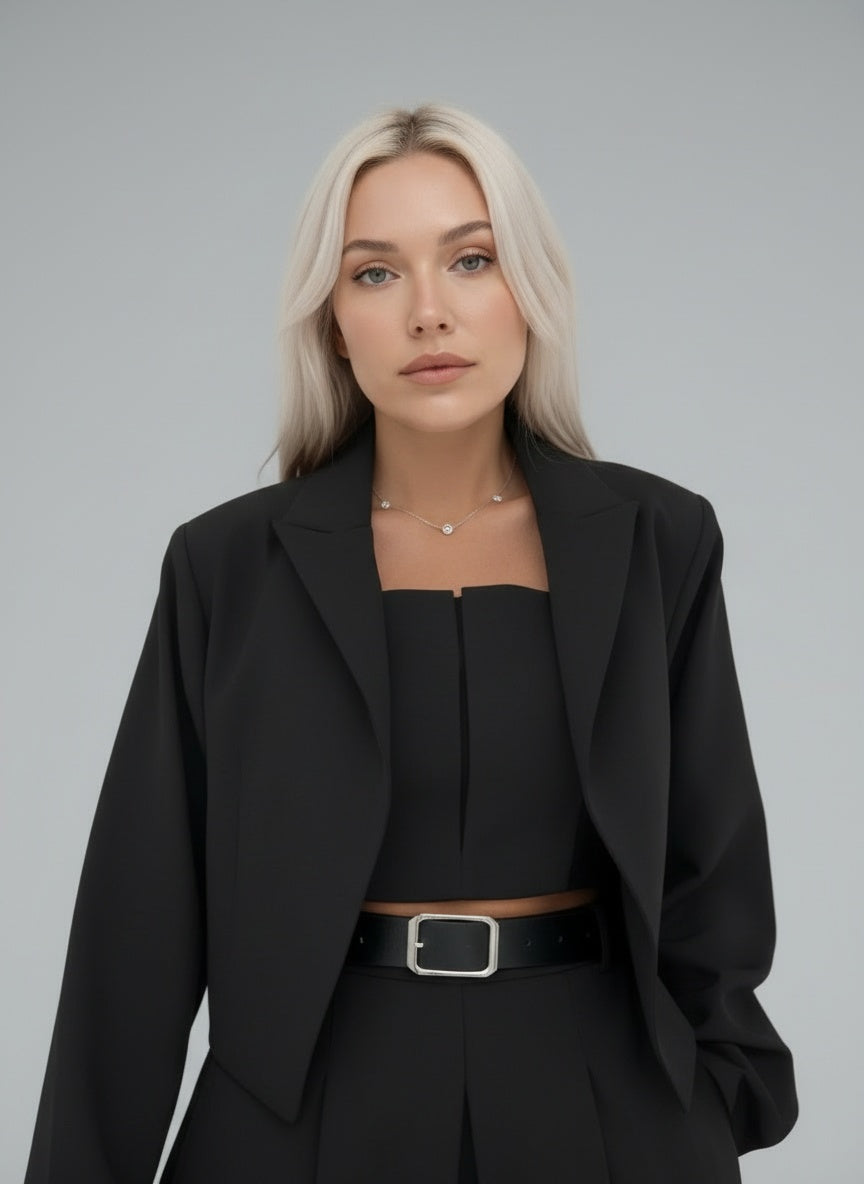 Close-up of the model wearing Eclat™ -Damen Ensemble Bustier + Jacke – Eleganter & Trendiger Stil