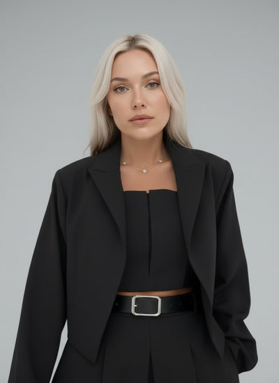 Close-up of the model wearing Eclat™ -Damen Ensemble Bustier + Jacke – Eleganter & Trendiger Stil