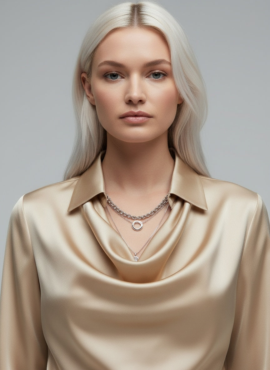 Close-up of the model wearing Sylvie | Bluse mit luxuriösem Glanz und Faltenkragen