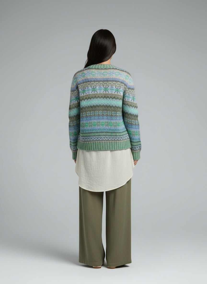 Back pose of the model wearing Lotte | Blauer Pullover mit Print