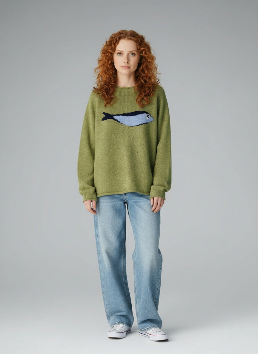 Full body view of the model wearing Olive Strick-Fischerpullover