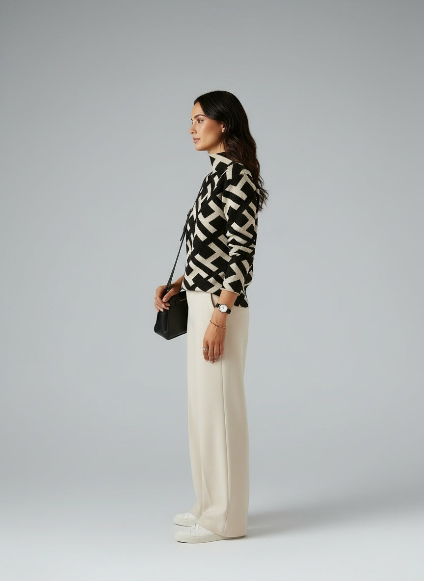 Side profile of the model wearing Elenora | Eleganter Pullover