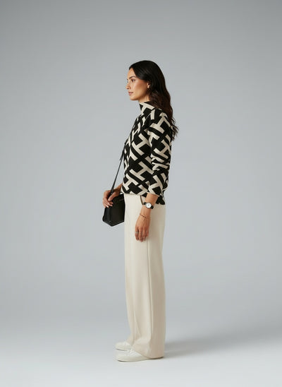 Side profile of the model wearing Elenora | Eleganter Pullover