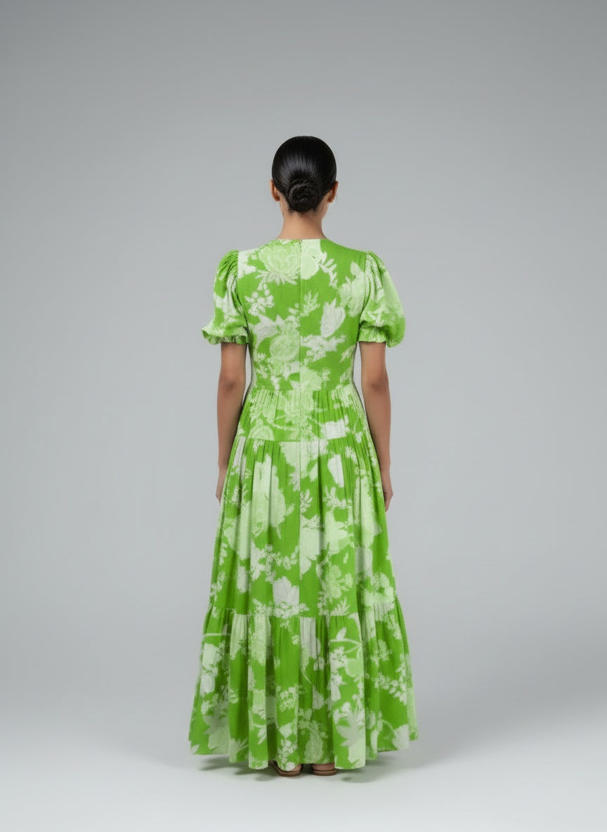 Back pose of the model wearing Carine | Kleid mit V-Ausschnitt und Blumenmuster