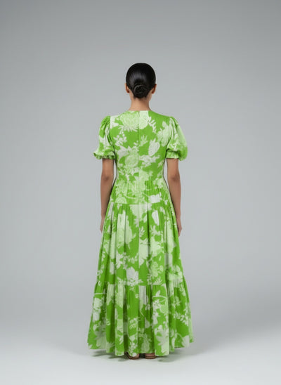 Back pose of the model wearing Carine | Kleid mit V-Ausschnitt und Blumenmuster