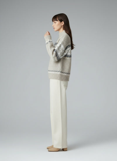 Side profile of the model wearing Helena - Bequemer Elegant Pullover
