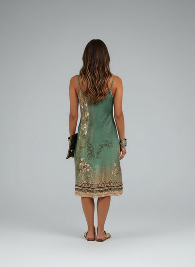 Back pose of the model wearing Ärmelloses Kleid mit Blumenmuster und doppelten Trägern