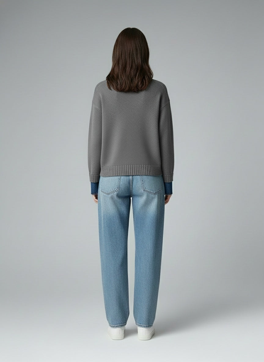 Back pose of the model wearing 2 in 1 Panel Revers-Pullover