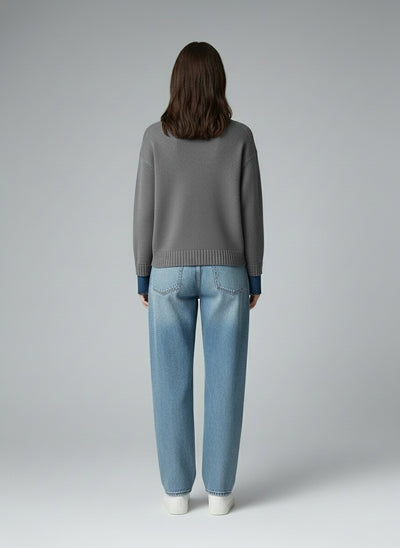 Back pose of the model wearing 2 in 1 Panel Revers-Pullover