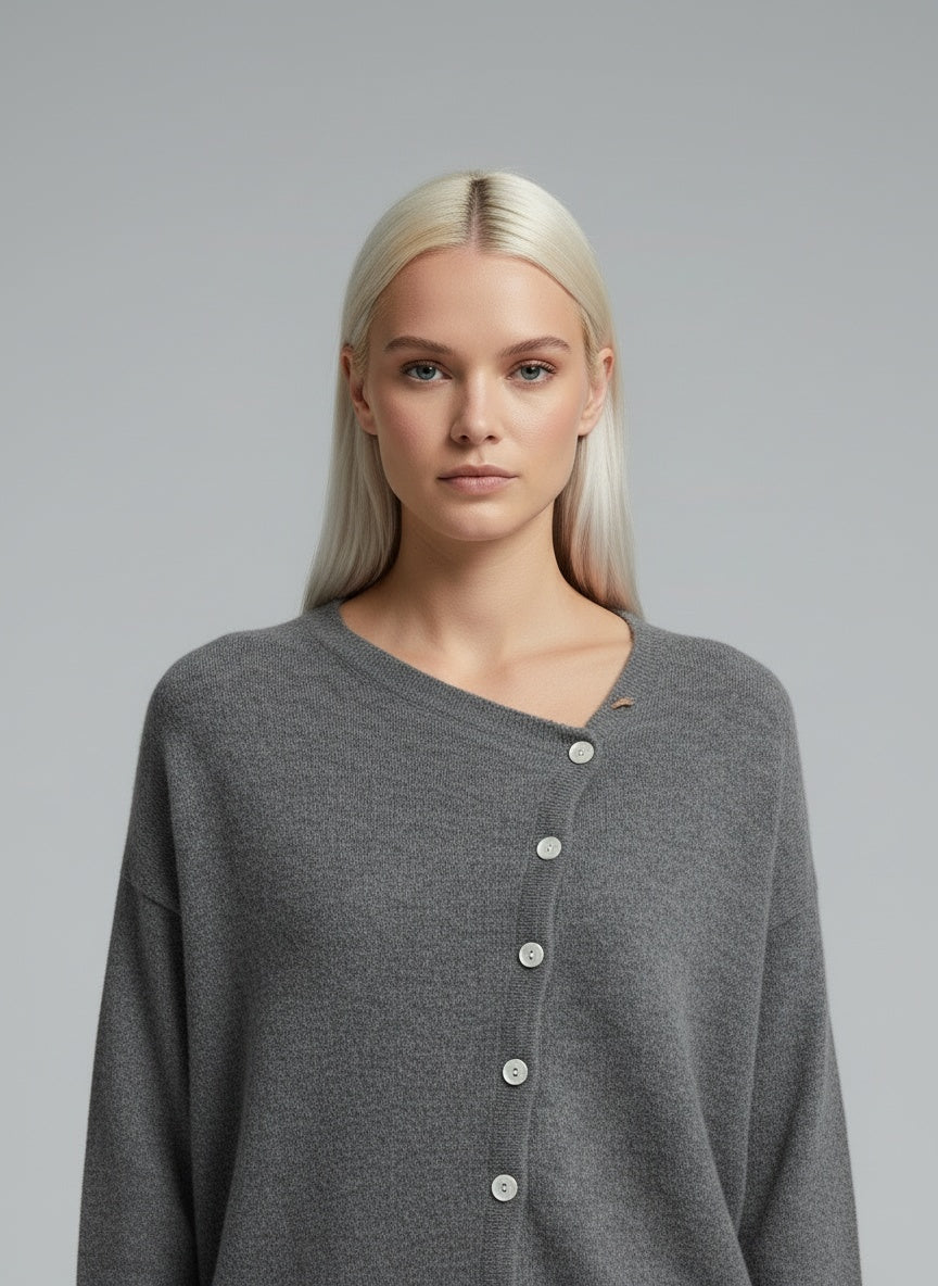 Close-up of the model wearing Alina | Elegante Weste