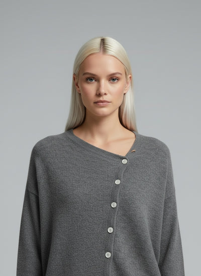 Close-up of the model wearing Alina | Elegante Weste