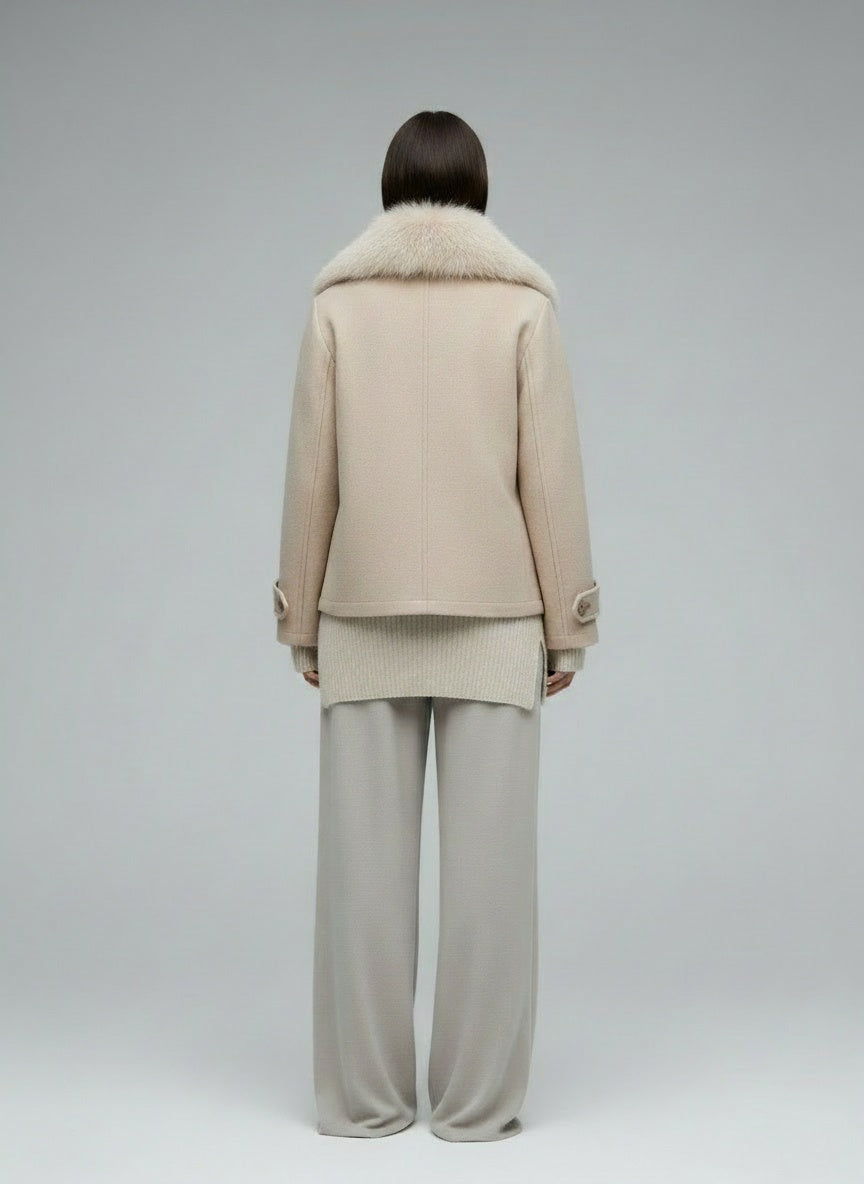 Back pose of the model wearing Eva Jacke mit Kunstpelz Kapuze