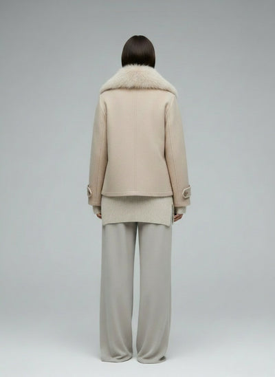 Back pose of the model wearing Eva Jacke mit Kunstpelz Kapuze