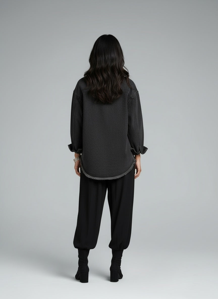 Back pose of the model wearing Helene™ | Zeitlose Jeansjacke für jeden Tag