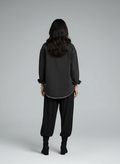 Back pose of the model wearing Helene™ | Zeitlose Jeansjacke für jeden Tag