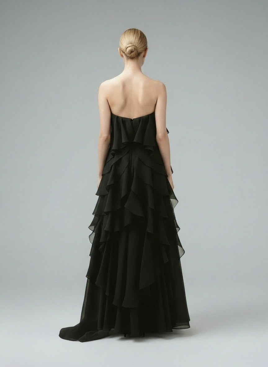 Back pose of the model wearing Livora™ – Elegantes Maxikleid für unvergessliche Momente