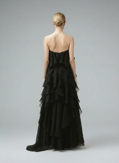 Back pose of the model wearing Livora™ – Elegantes Maxikleid für unvergessliche Momente