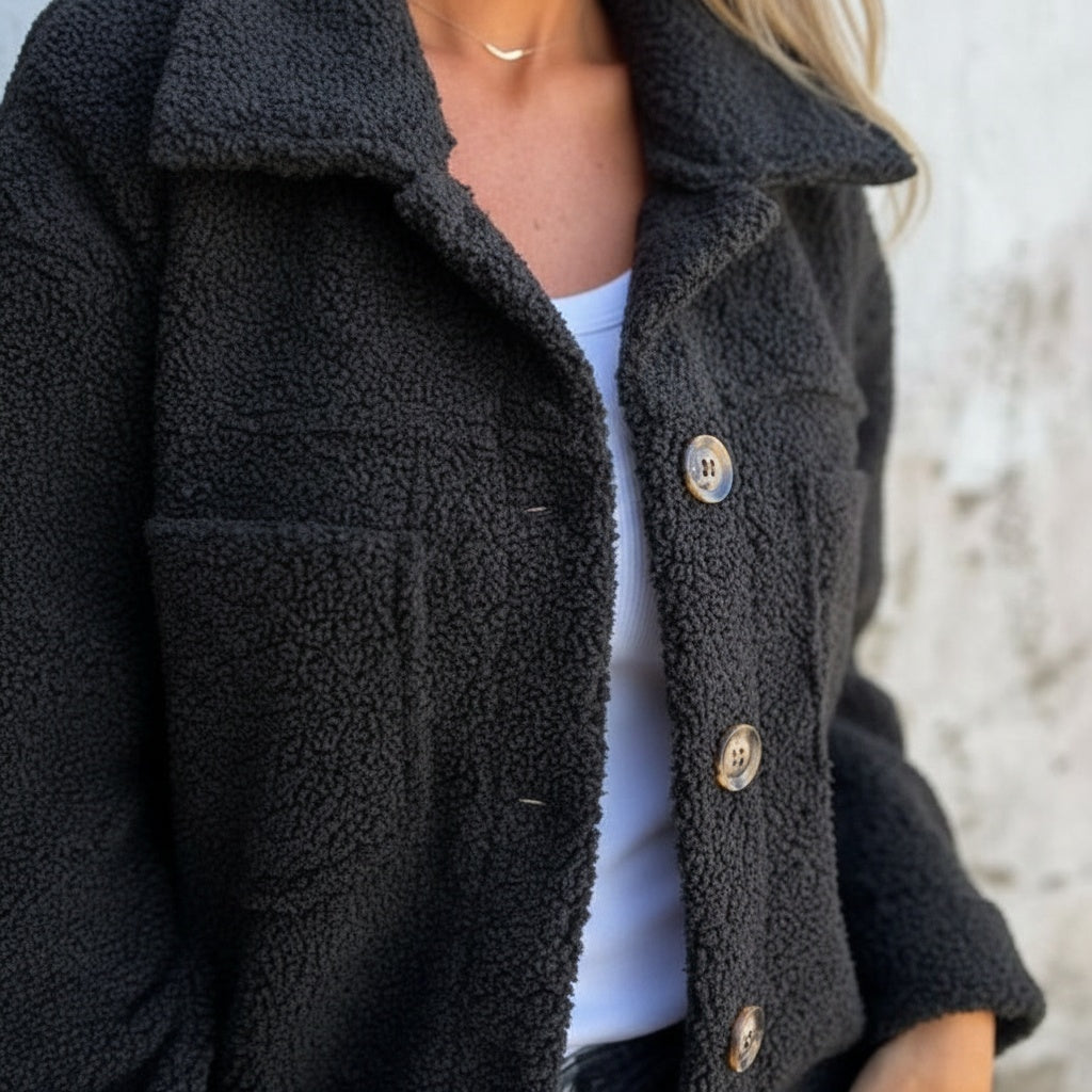 Detail shot of LuKa - Stilvolle Herbstjacke