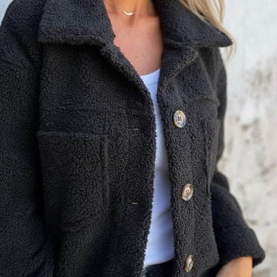 Detail shot of LuKa - Stilvolle Herbstjacke