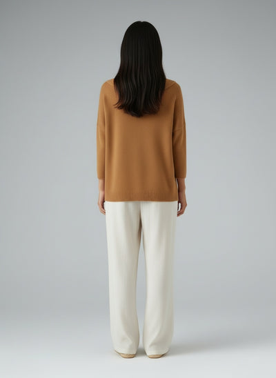 Back pose of the model wearing Eliza | Pullover mit Kragen