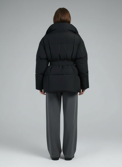 Back pose of the model wearing Elina™ | Gesteppte Kurzjacke mit Taillengürtel