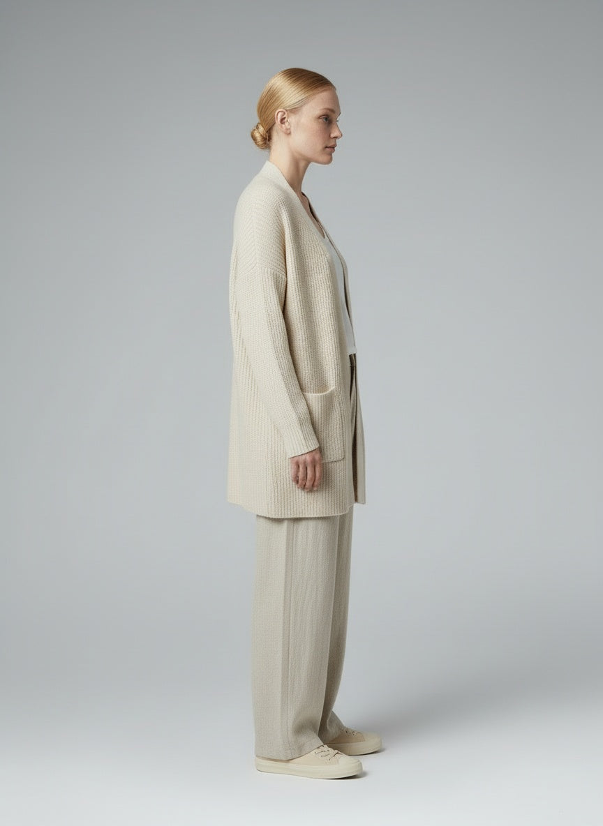 Side profile of the model wearing Amelie™ | Strickpullover mit Taschen